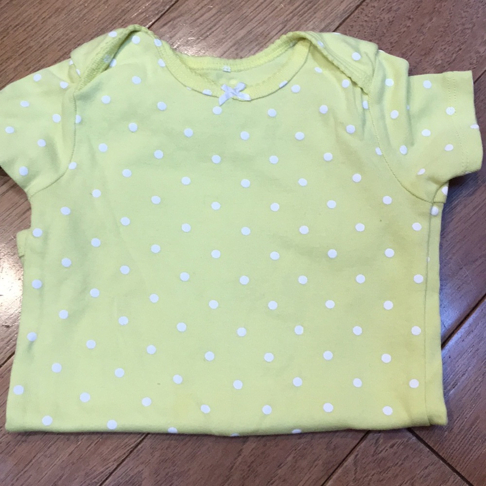 6 Carters onesies - Picture 2 of 7